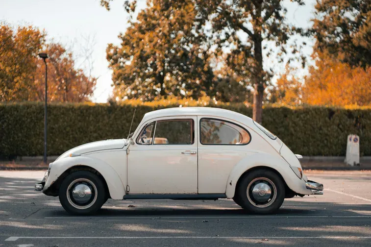 Weißer VW Käfer, ein typischer Oldtimer für das Gutachten zum H-Kennzeichen
